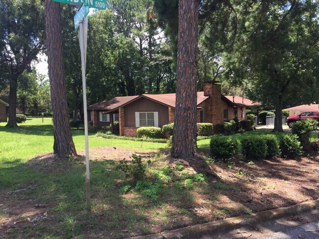 Foto del edificio - 702 Sandhurst Dr