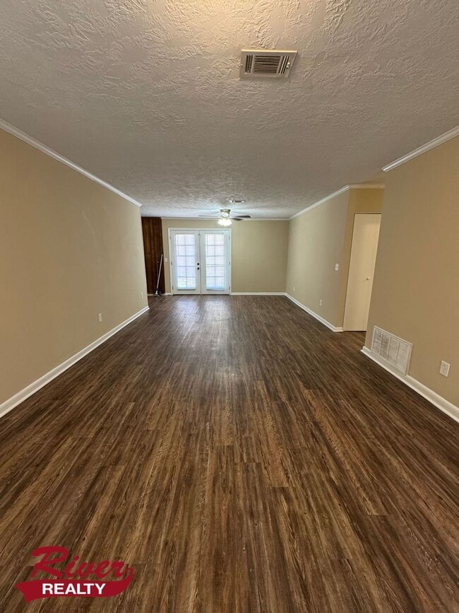 Building Photo - 3 Bedroom 1.5 Bath Home in Central Location