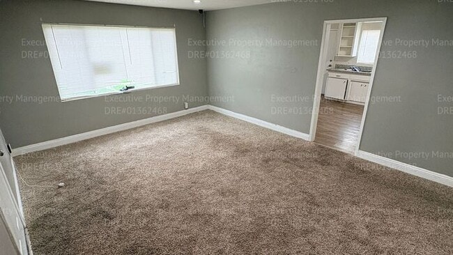 Foto del edificio - 2 bedroom 1 bathroom house located off the main street Oildale Dr.