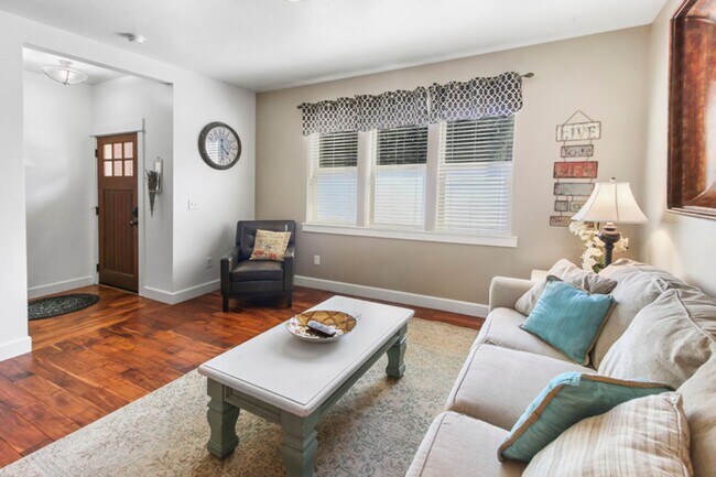 Foto del edificio - Parker Townhome: Luxurious Furnished Townhome, Attached 2 Car Garage, $300 Utility Fee