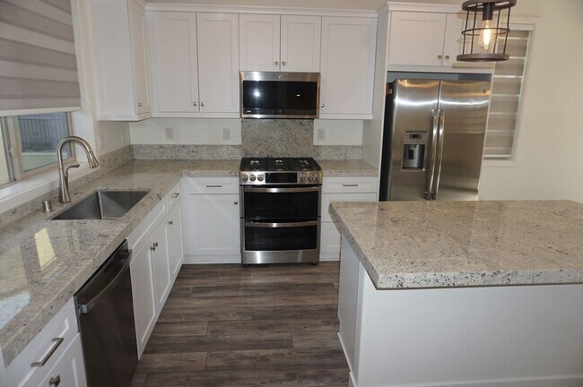 Building Photo - Beautiful 2 Bed 2.5 Bath End Unit with Lof...