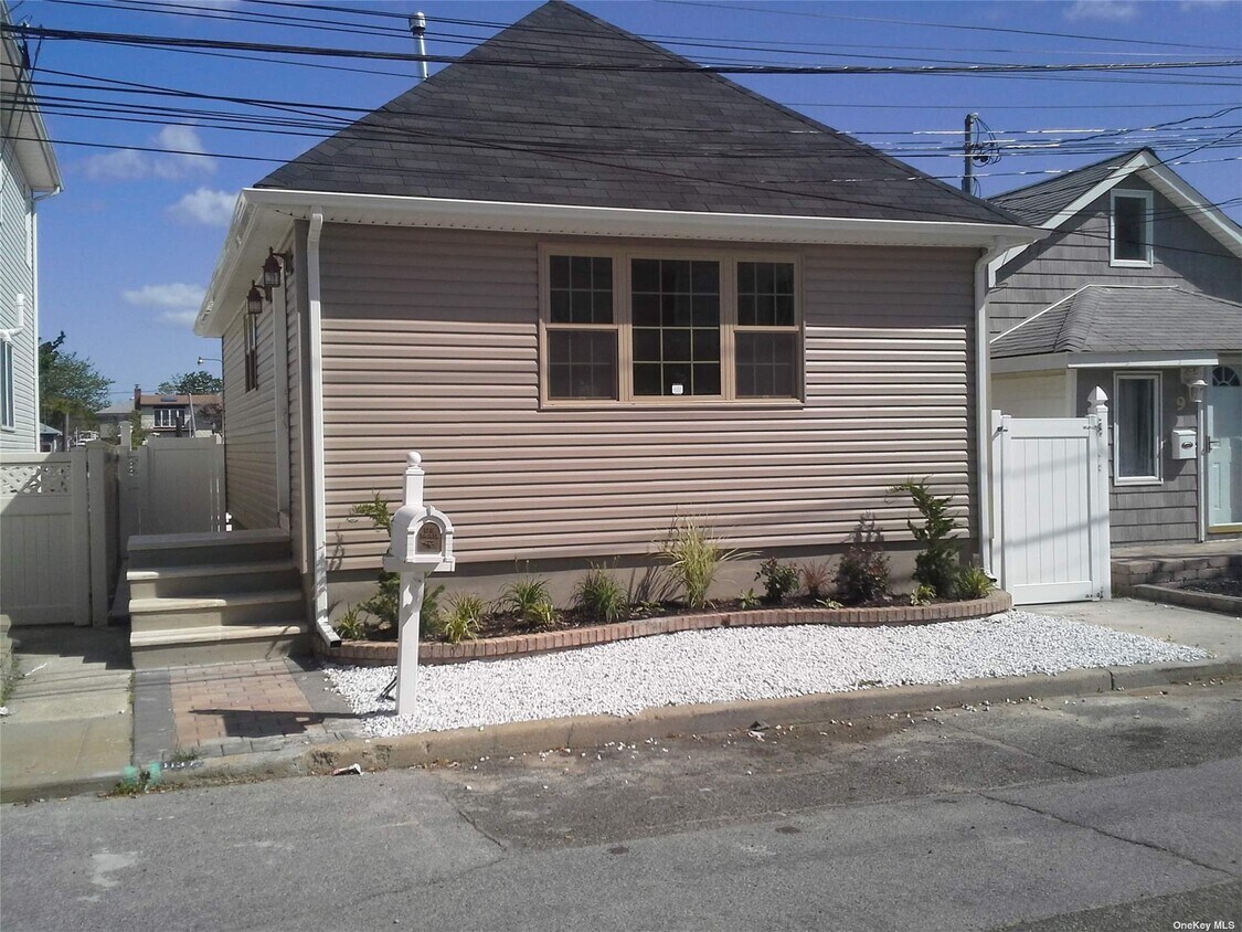 Primary Photo - 1137 Washington St