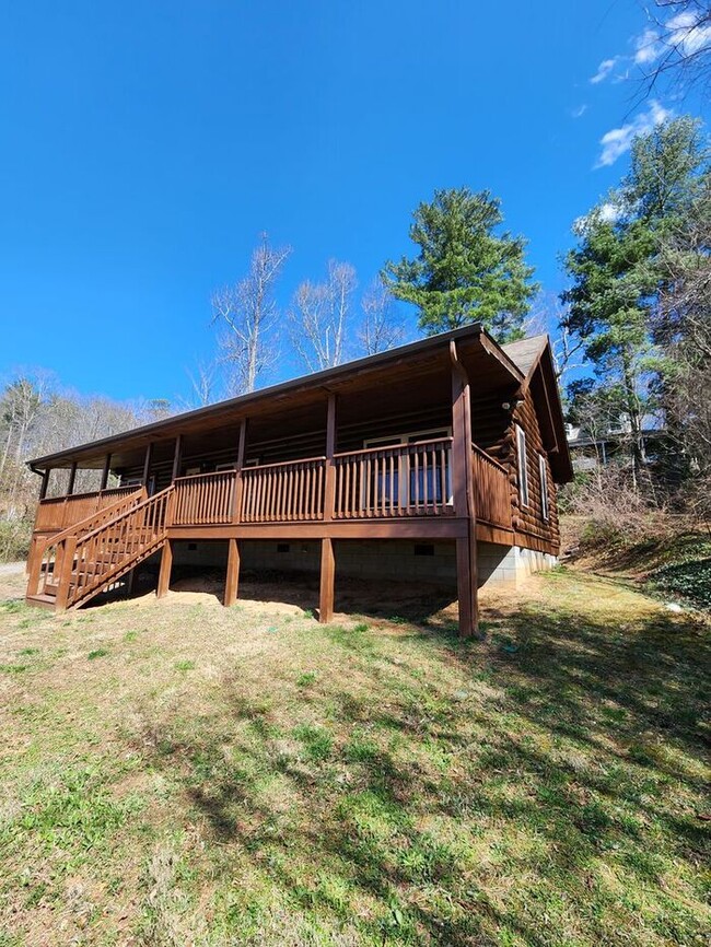 Foto del edificio - LOCATION! Black Mountain Log Cabin with a ...