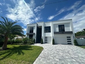 Building Photo - 333 NE Spanish Ct