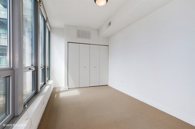 Foto del edificio - 565 W Quincy St