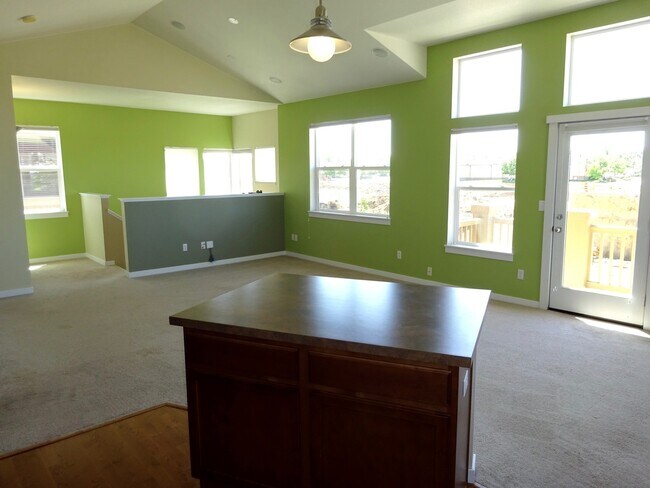 Foto del edificio - Top Floor Two-Bedroom w/ Detached Garage