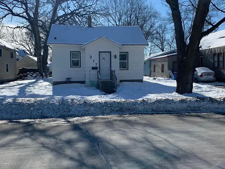 217 E Fremont St, Owatonna, MN 55060 House Rental in Owatonna, MN