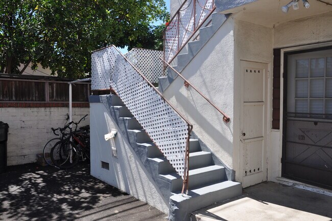Foto del edificio - 818 W Glenoaks Blvd