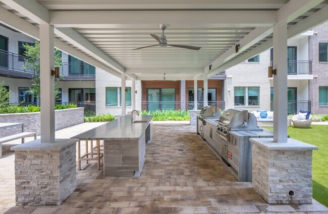 Building Photo - Elegant One-Bedroom Bliss: Where Comfort M...