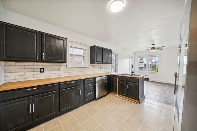 Building Photo - $1,350.00/month - 3 Bed 2 Bath
