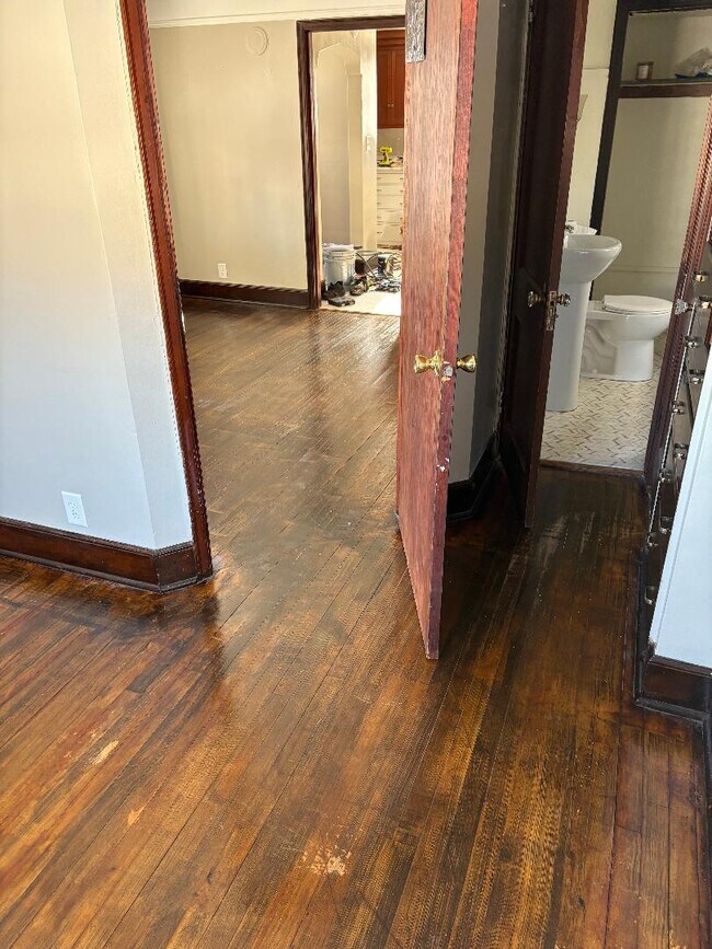 Vista del baño/dormitorio/sala de estar - 121 5th Ave SW