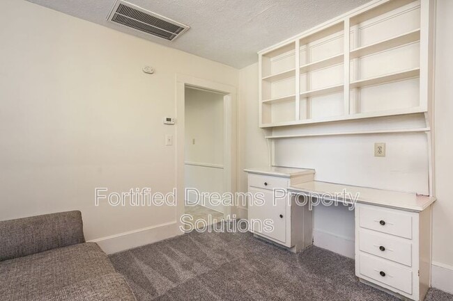 Building Photo - 400 S.Spring St