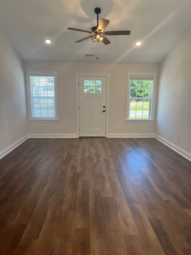 Building Photo - ? Your New Home Awaits — Just in Time for ...