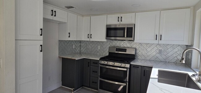 Foto del edificio - Beautifully Maintained & Convenient Townhome