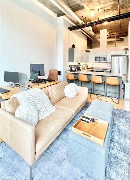Foto del edificio - 645 W 9th St