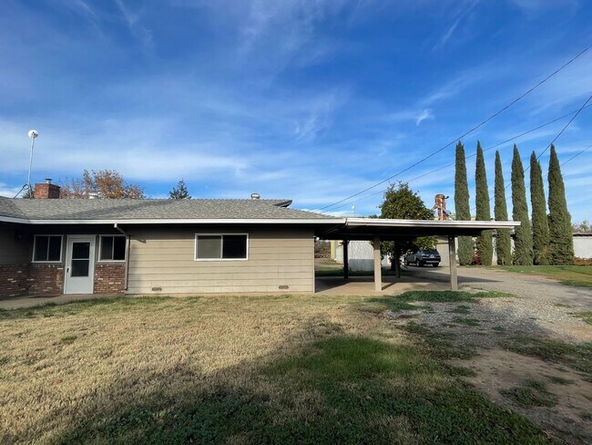 Foto del edificio - Incredible 3bd/2ba house surrounded by working orchards! Available now!