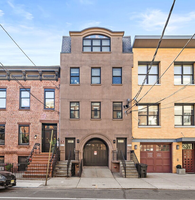 Primary Photo - 216 Bloomfield St