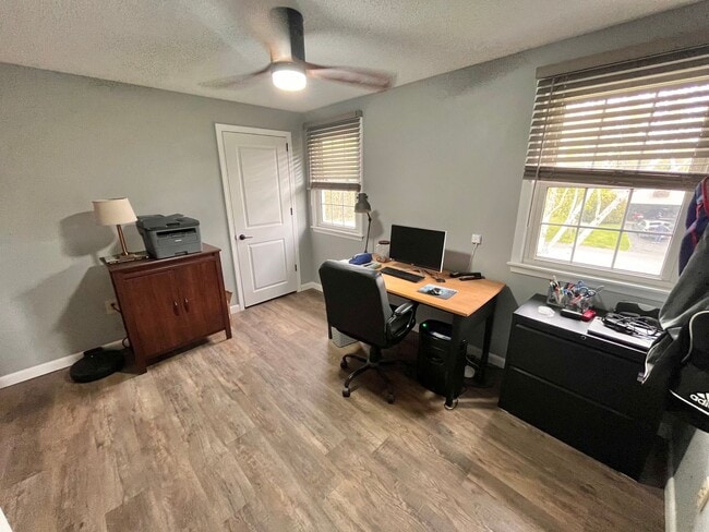Building Photo - Single Family 3 bed/1.5 bath, Large fenced...