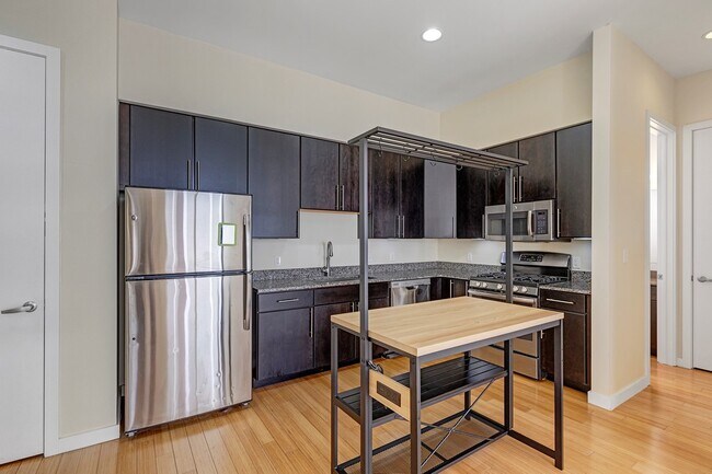 Foto del edificio - 1561 E 118th St
