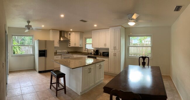 Building Photo - 4049 Tonga Dr