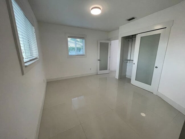 Foto del edificio - West 49th Street, Hialeah, FL 33012 - 1 BR 1 BA single-family home