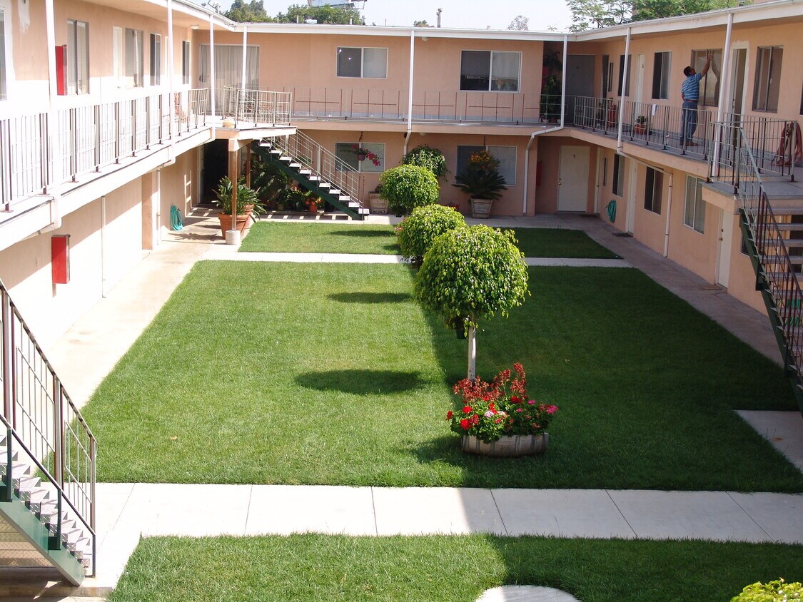 Foto principal - 1727 W 158th St