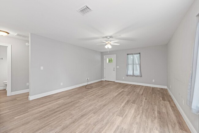 Building Photo - Charming 3-Bedroom Home in Pensacola – Clo...