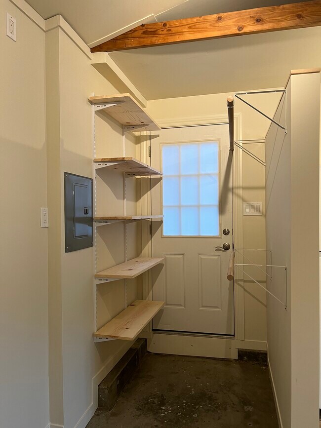 Building Photo - 40 Meadow Dr