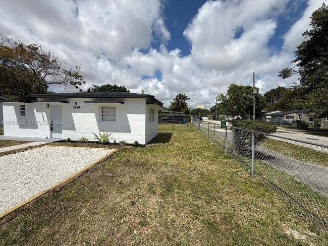 Foto del edificio - 5158 NW 19th Ave