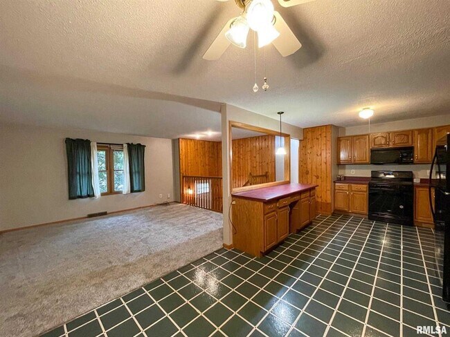 Building Photo - 2237 Waveland Dr