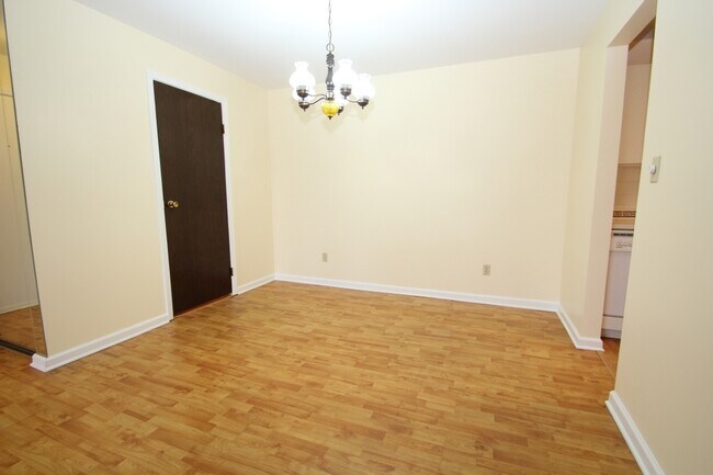 Building Photo - 703 Garden Cir