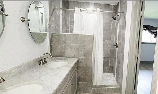 Foto del edificio - 16318 Forest Way Dr