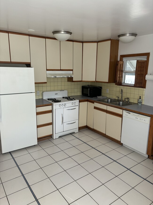 Kitchen - 2585 Elwood Ave
