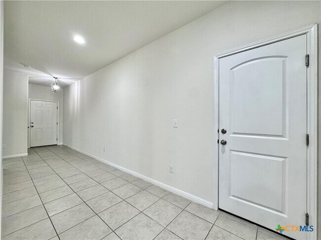 Building Photo - 320 La Escalera Dr