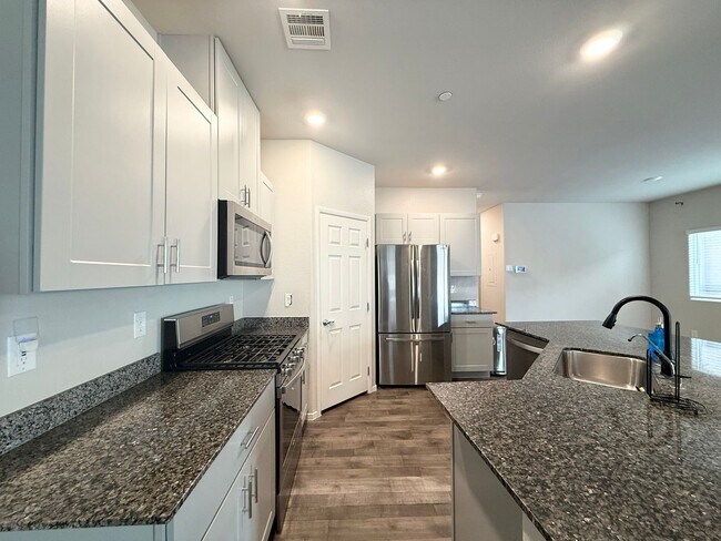 Foto del edificio - Modern 3-Bedroom townhome with Open Layout, Community Pool & Prime Location