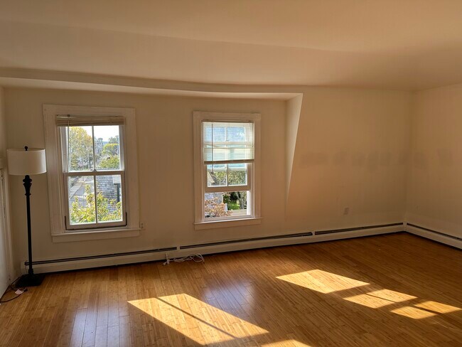 Living Room - 19 Thames St