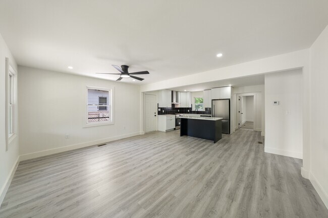 Foto del edificio - 2624 Woodbine Ave