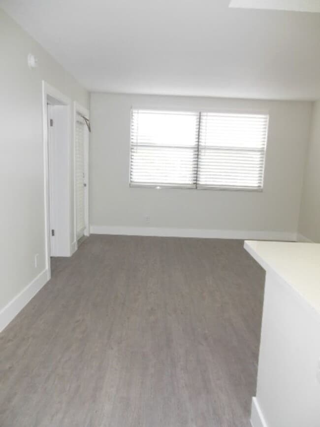 Foto del edificio - ONE BEDROOM ONE BATHROOM! WATERFRONT COMMUNITY!