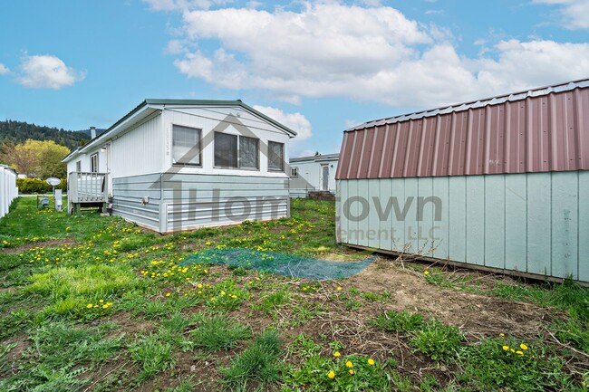 Building Photo - 2 Bedroom 2 Bath Home with Off-Street Park...