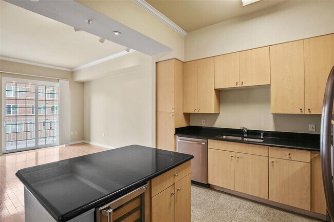 Building Photo - 3225 Turtle Creek Blvd