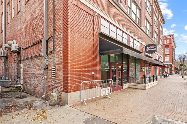 Building Photo - 122 W Broughton St