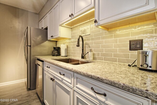 Foto del edificio - 17614 Front Beach Rd