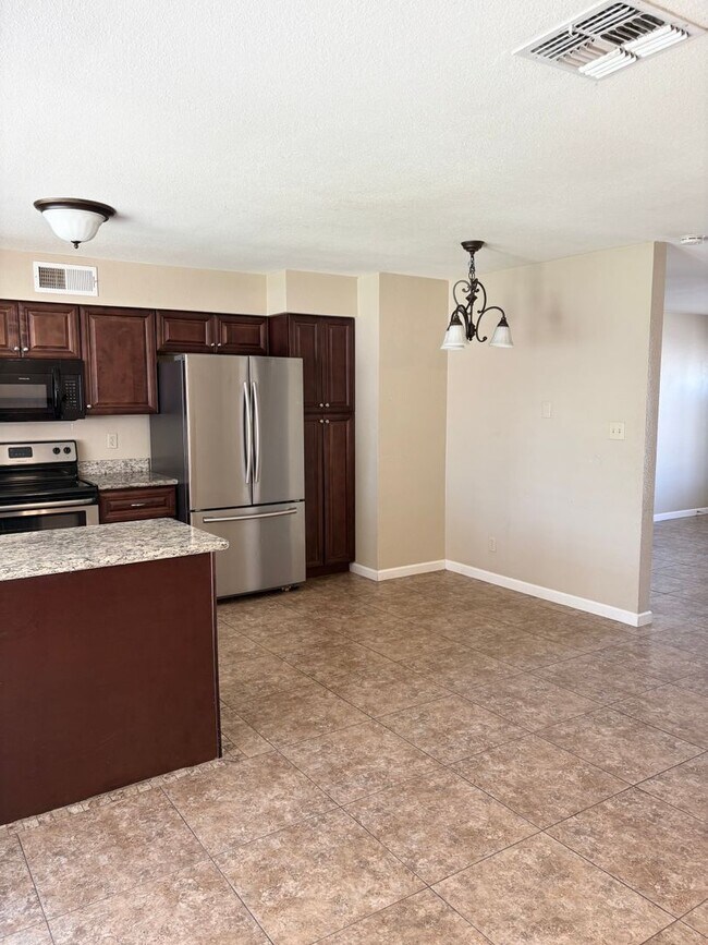 Foto del edificio - **Excellent 3br/2ba/2garage HOUSE (ELLIOT & DOBSON)** **MOVE-IN SPECIAL 50% OFF MOVE-IN MONTH!!!!**