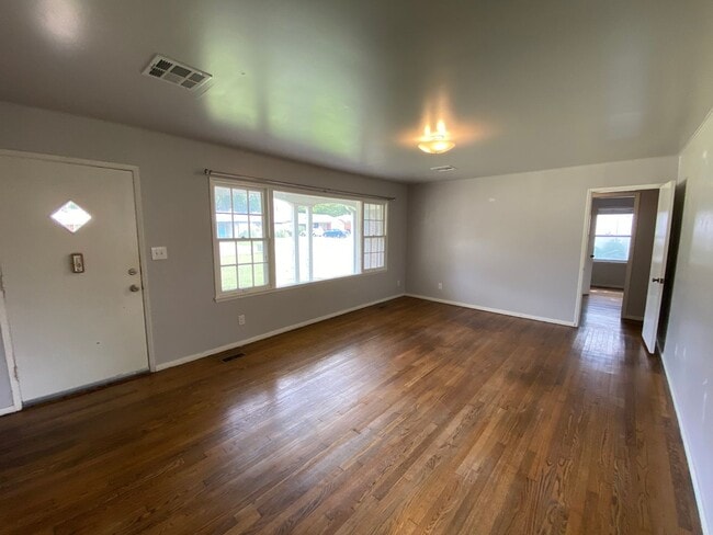 Building Photo - Cute 2 Bed 1 Bath in The Village