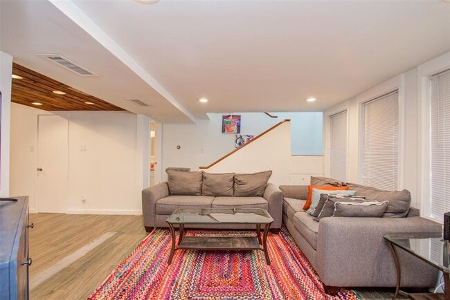 Foto del edificio - 6503 Mapleridge St