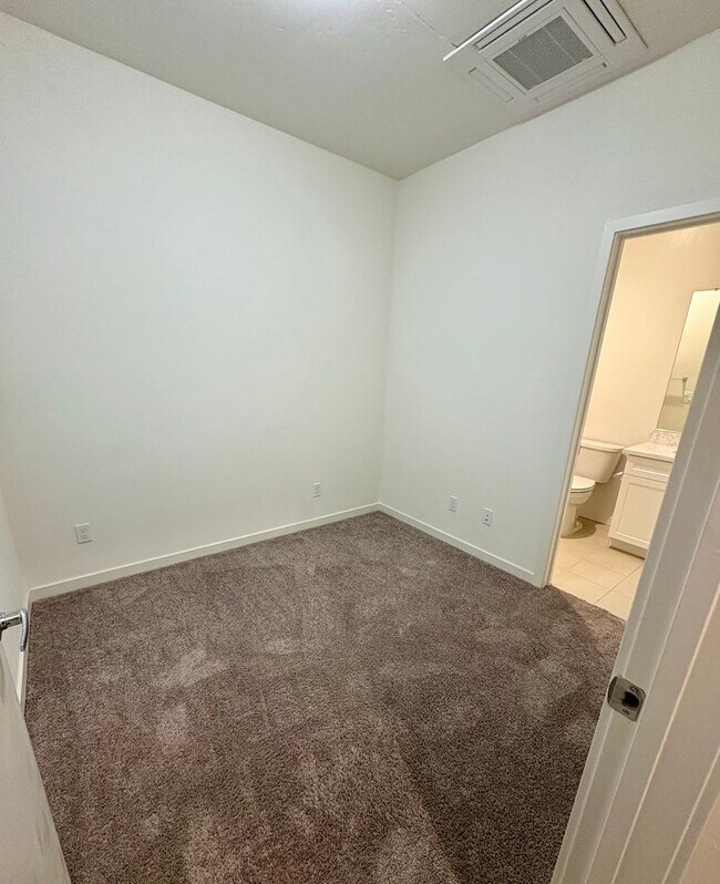 Foto del edificio - Vibrant 3 story 2bed/2.5bath home at the Mill at Broadway