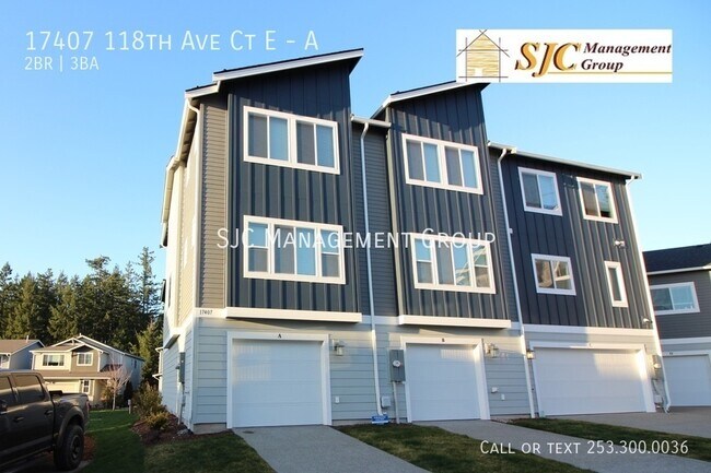 Building Photo - Three story townhouse in a gated community...