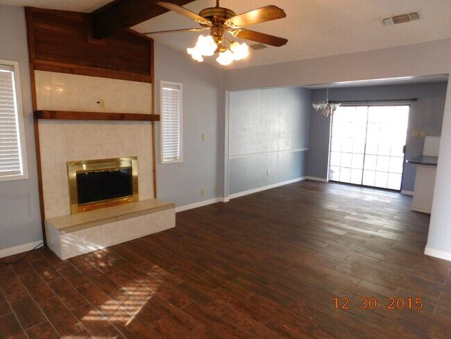 Foto del edificio - 2215 Phyllis Dr