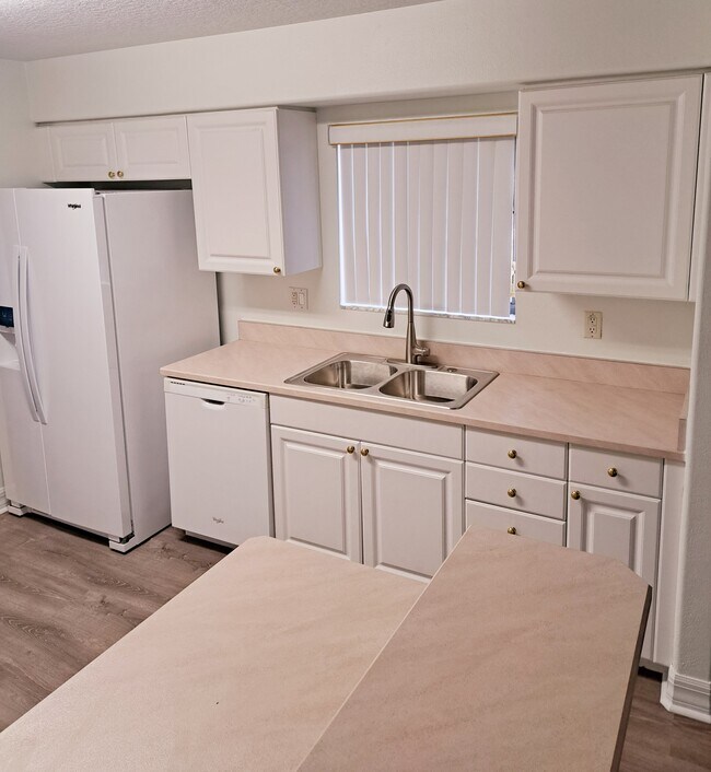 Kitchen - 149 Blue Heron Dr
