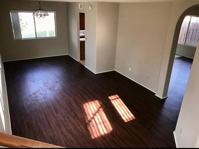 Building Photo - 4 bed 2.5 bath house. built 1989